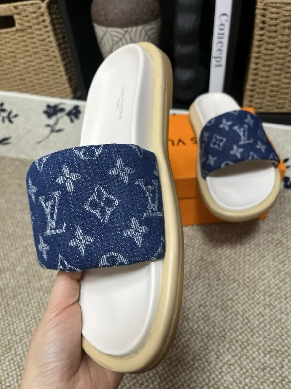 P320💰[New model] Long-term availability, 2025 new model, couple model [LOUlS VUlTTON] comes with drawer box, bag, card, invoice "Louis Vuitton ~ unique modern sandals. 》LV counter purchasing 🏃Men's and women's casual slippers, sold at the same time at the counter, the original old flower material upper is soft and comfortable, (refuses to discolor and rub the feet) sole: original factory special combination original sole, code number: 35--46 4 multiple colors 🉑️ to choose from